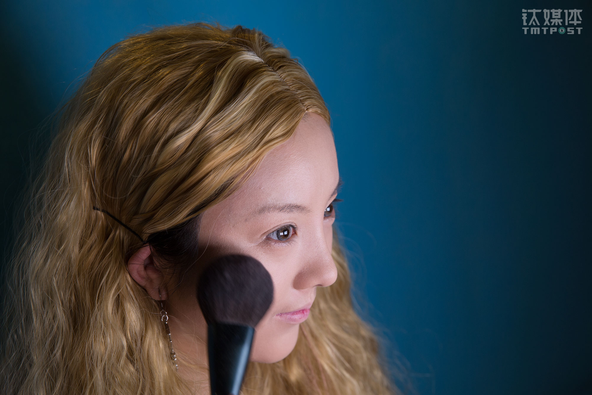 In the new video, she planned to teach her audience how to do the makeup style of Kim Hyun-a. Besides teaching makeup styles of celebrities, she would also make videos based on her own ideas taking into the consideration of recent trends and fashion.