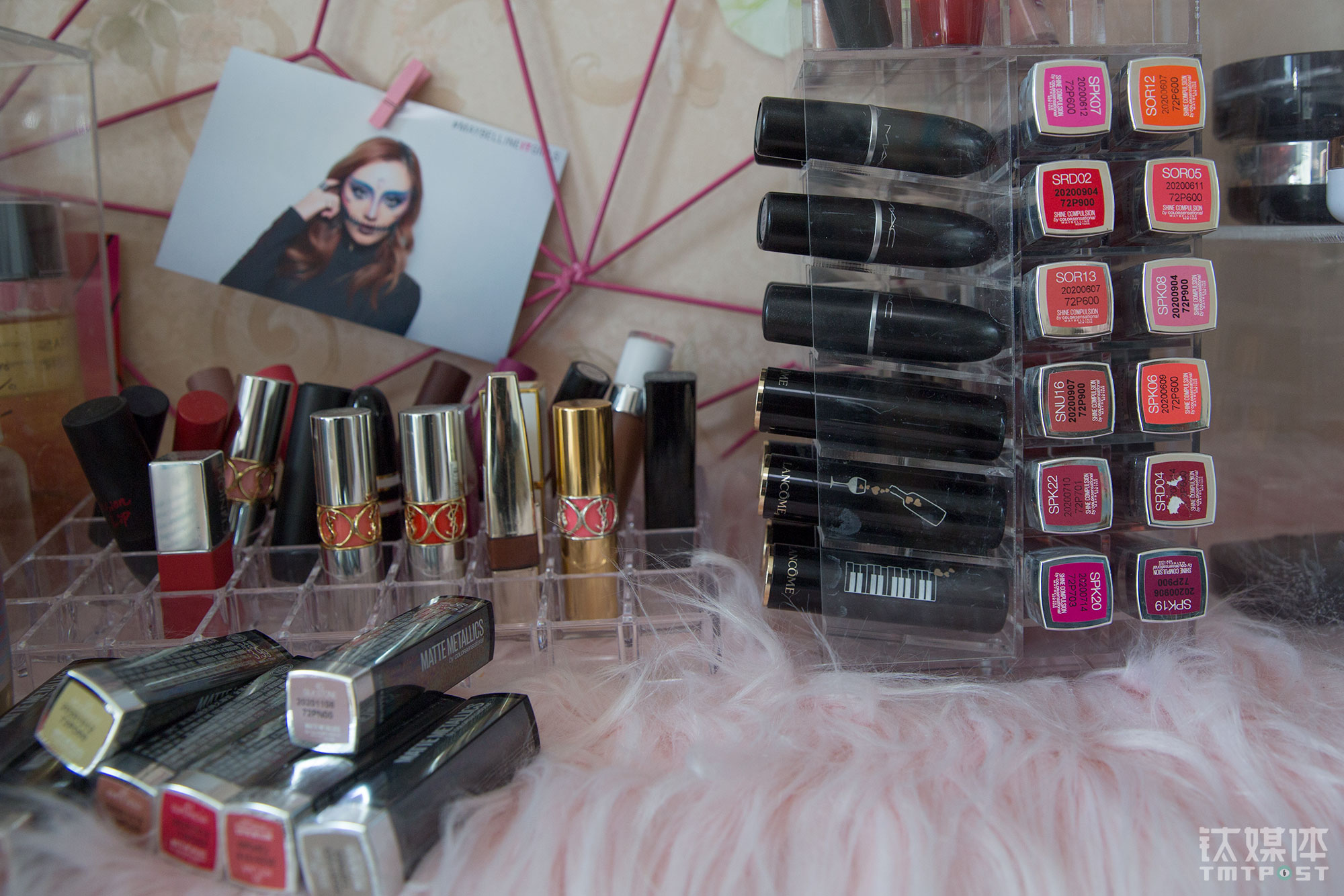 Wei Mosi&rsquo;s room is full of makeup products. Most of these products come from cosmetics brands that had invited her to make product review videos for them. &ldquo;Basically, we are using our own face to test the products for our fans,&rdquo; Wei said. She would usually give out unpacked products to her fans.