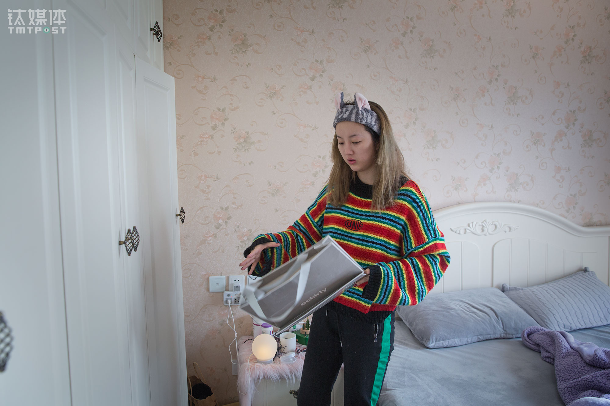 Wei Mosi lives in this studio apartment with three rooms near Wangjing SOHO rented by Wei Mosi&rsquo;s agent company. Two other Internet influencers also live in this apartment. Wei&rsquo;s families have been trying to talk her into finding a stable job. From their perspective, beauty blogging does makes a decent income, but it&rsquo;s only profitable when Wei is still young. However, Wei doesn&rsquo;t see it that way. &ldquo;I love beauty blogging and I have a goal. I want to establish my own brand one day and make it grow,&rdquo; Wei said. &ldquo;I am planning to go overseas and take makeup classes. The truth is there are a lot of options for us in this industry. I can still be a professional makeup artist after retiring from the Internet influencer business.&rdquo;