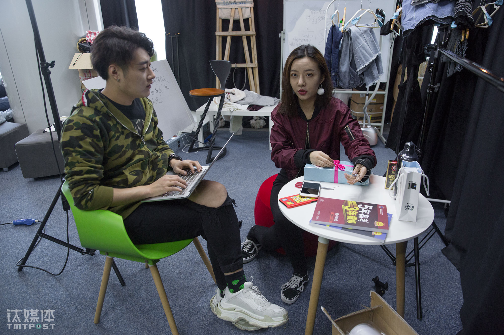 Beauty blogger Xiong Zhizhi and her agent were making a plan for a valentine special video. Xiong Zhizhi&rsquo;s Weibo is more about reviewing on products and make recommendations to her fans. Xiong was a fashion designer prior to joining Wangxing and becoming a beauty blogger in 2015.