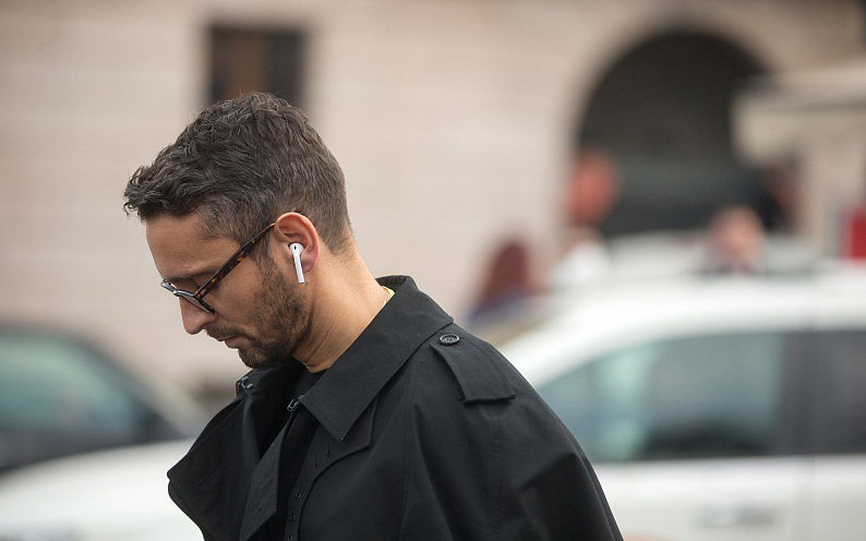 苹果把Siri加入二代AirPods，耳内AI究竟有什么用