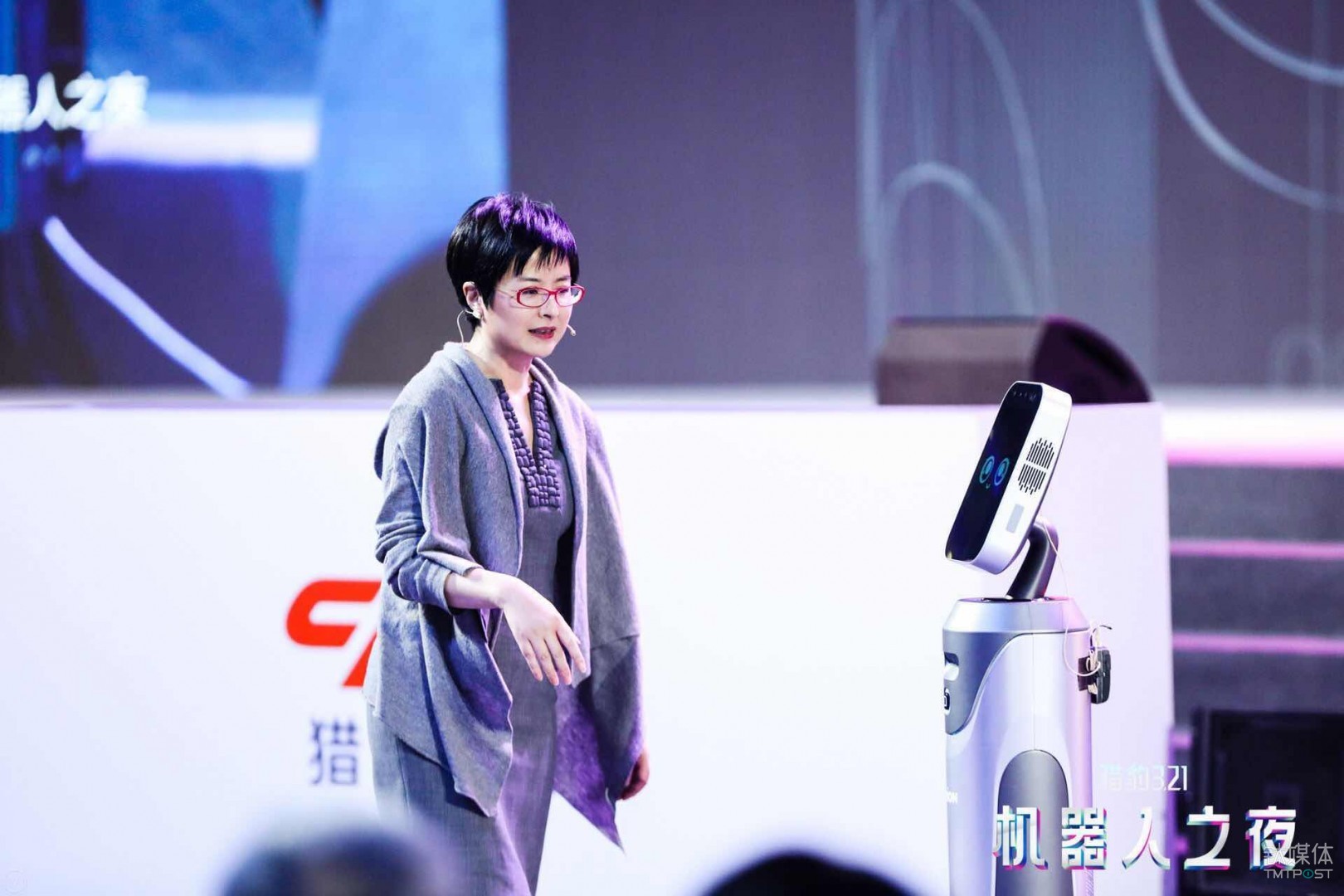 张泉灵现场演示了&ldquo;豹小秘&rdquo;的前台指引功能，她惊呼&ldquo;我怎么转她都能跟着我&rdquo;。