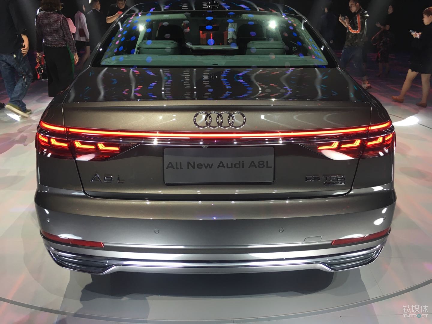 新奥迪a8l尾灯夜视效果