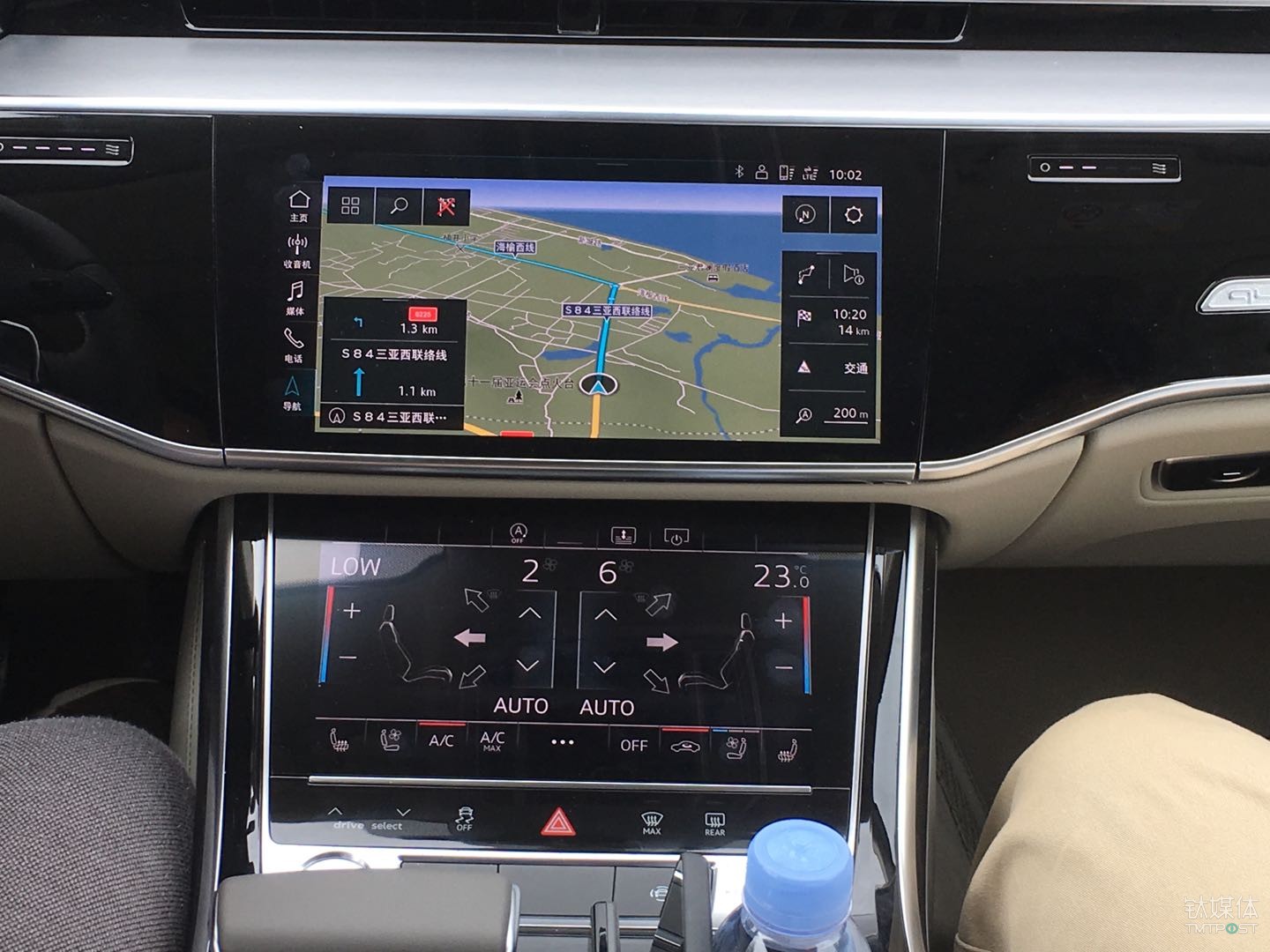 中控台上的上下两块屏幕，上方屏幕搭载了奥迪的MMI车载系统