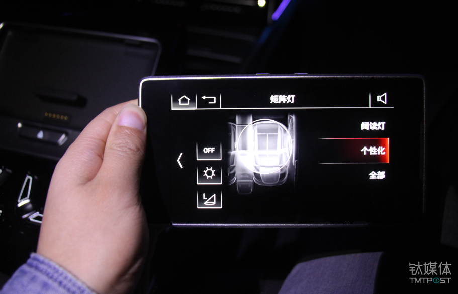 调节阅读灯的照射角度和范围