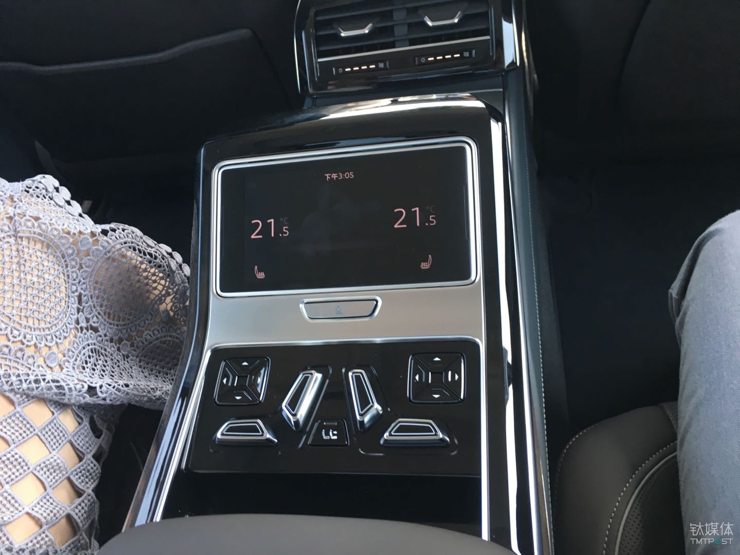 后排扶手布局，该操控屏可取出