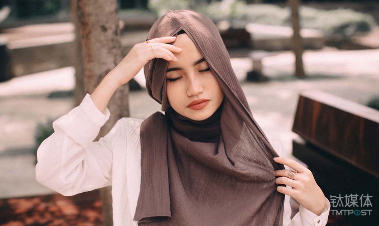 2016年Hana Tajima 的穆斯林女装合作系列将于今年 7 月在优衣库中国的部分门店有售