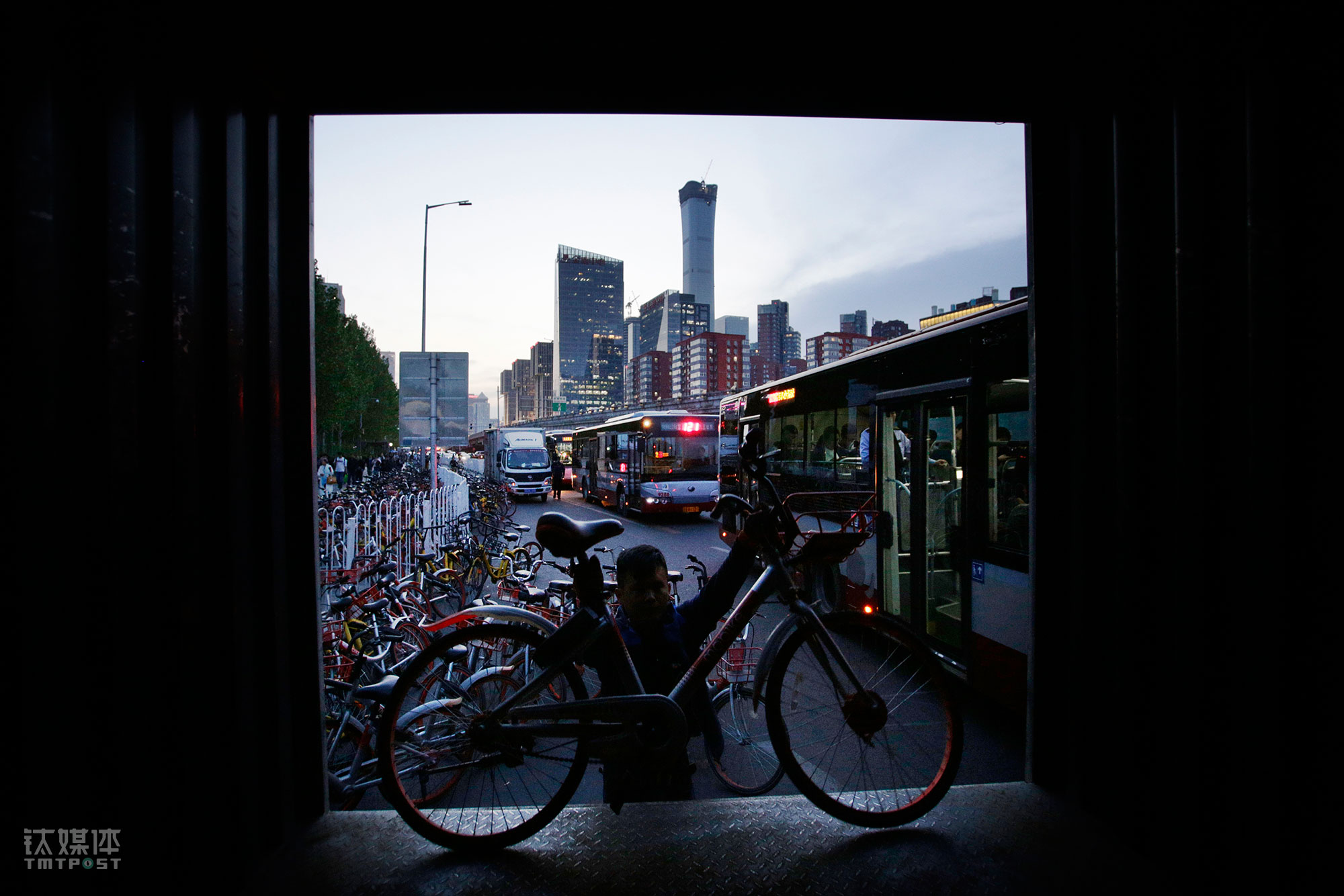 北京大望路八王坟东公交站，一辆准备装车的共享单车。