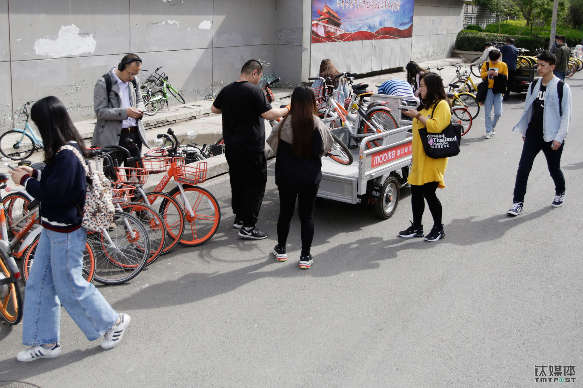 4月24日9点，四惠地铁站，大强拉着一车摩拜刚刚赶到，就被从地铁站出来的上班族围住，他们掏出手机准备扫码骑行或接过大强手里的单车。上班族从地铁站骑车到写字楼，大强又从写字楼把车拉回地铁站，光四惠地铁站，大强在一上午就跑了近10趟。