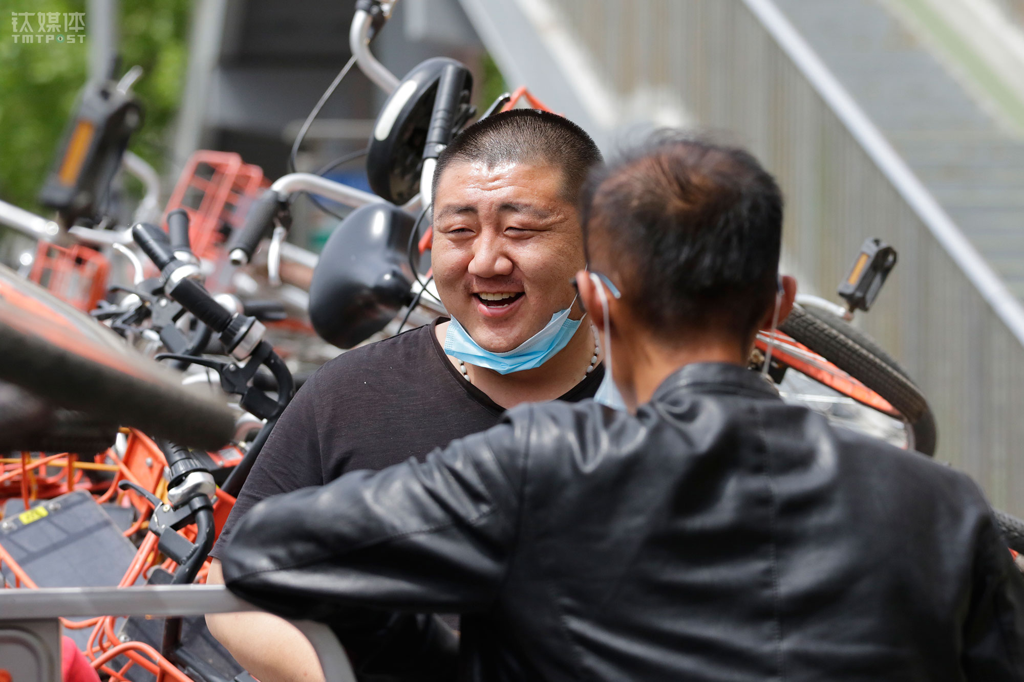 工友都是老乡，平时关系都不错，大强性格外向，爱跟工友开玩笑。“这工作其实不累，就是卖点体力，每天把任务完成就行”。他每天看到地铁站那些行色匆匆的上班族，就觉得他们特别累，“那些上班族，他们比我累”。