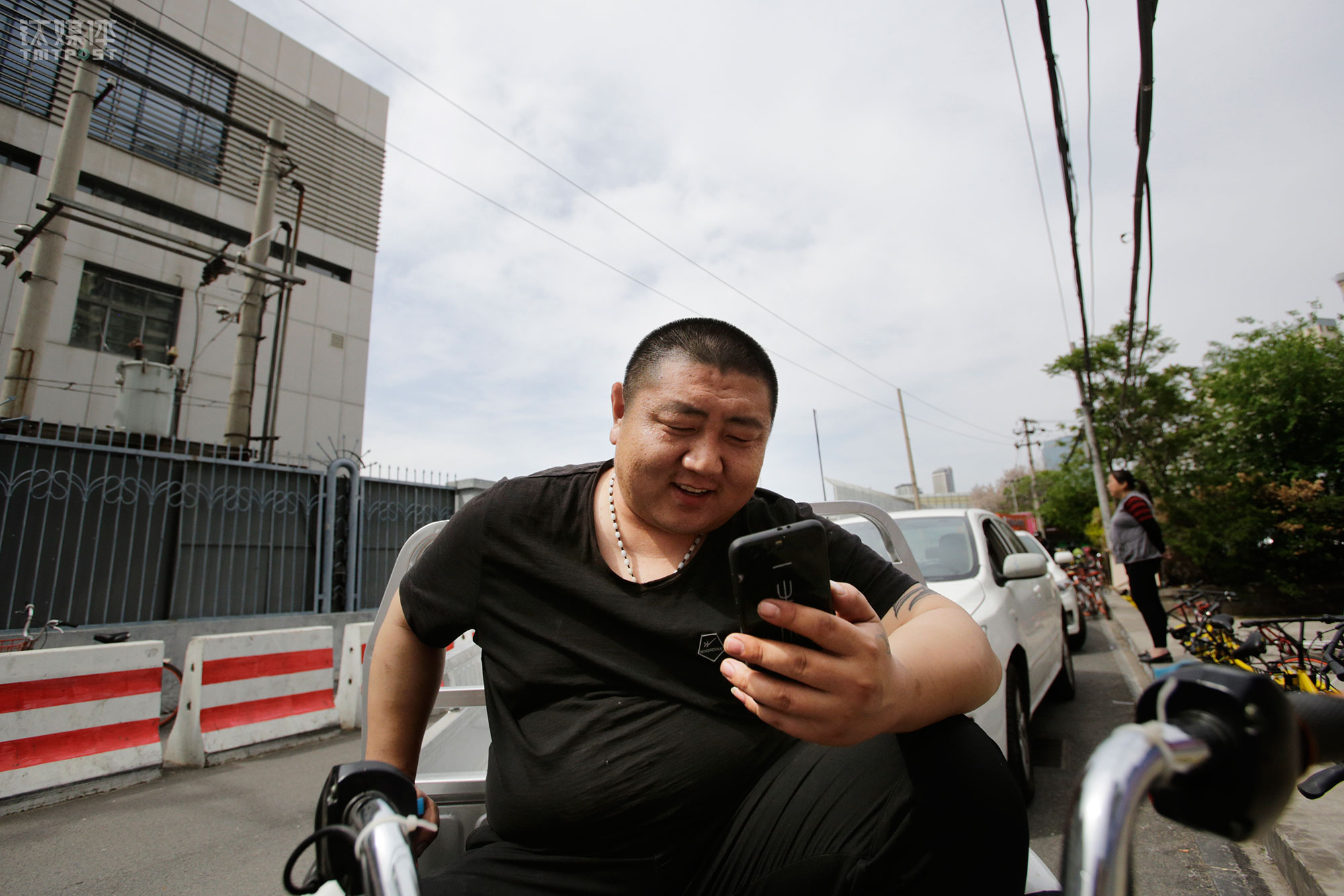工作间隙，大强接到老婆的微信视频电话。大强来北京打工，他老婆带着3个孩子在山东老家。他的大儿子11岁，两个小儿子是双胞胎，三个孩子都在山东老家。最近最小的儿子生病了，夫妻俩在微信电话里商量着怎么给孩子看病。“我回家也方便，开车回去4个小时，想家了就回去看看，或者周六日让孩子到北京玩”，大强告诉钛媒体《在线》。