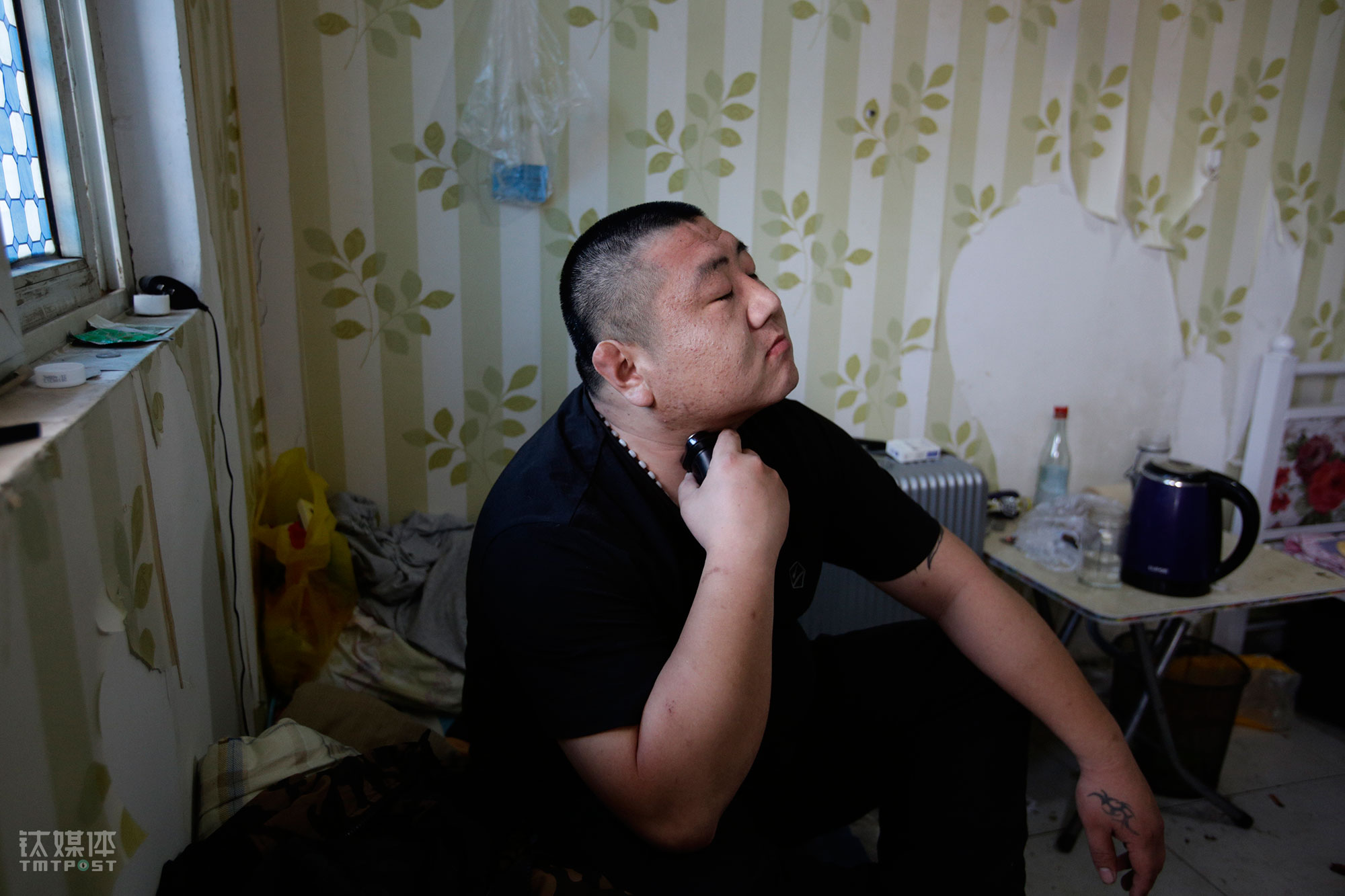 洗过澡，他刮了刮胡子。五一临近，有几个工友请假回家了，公司有点缺人手，大强下午还要上一个班。