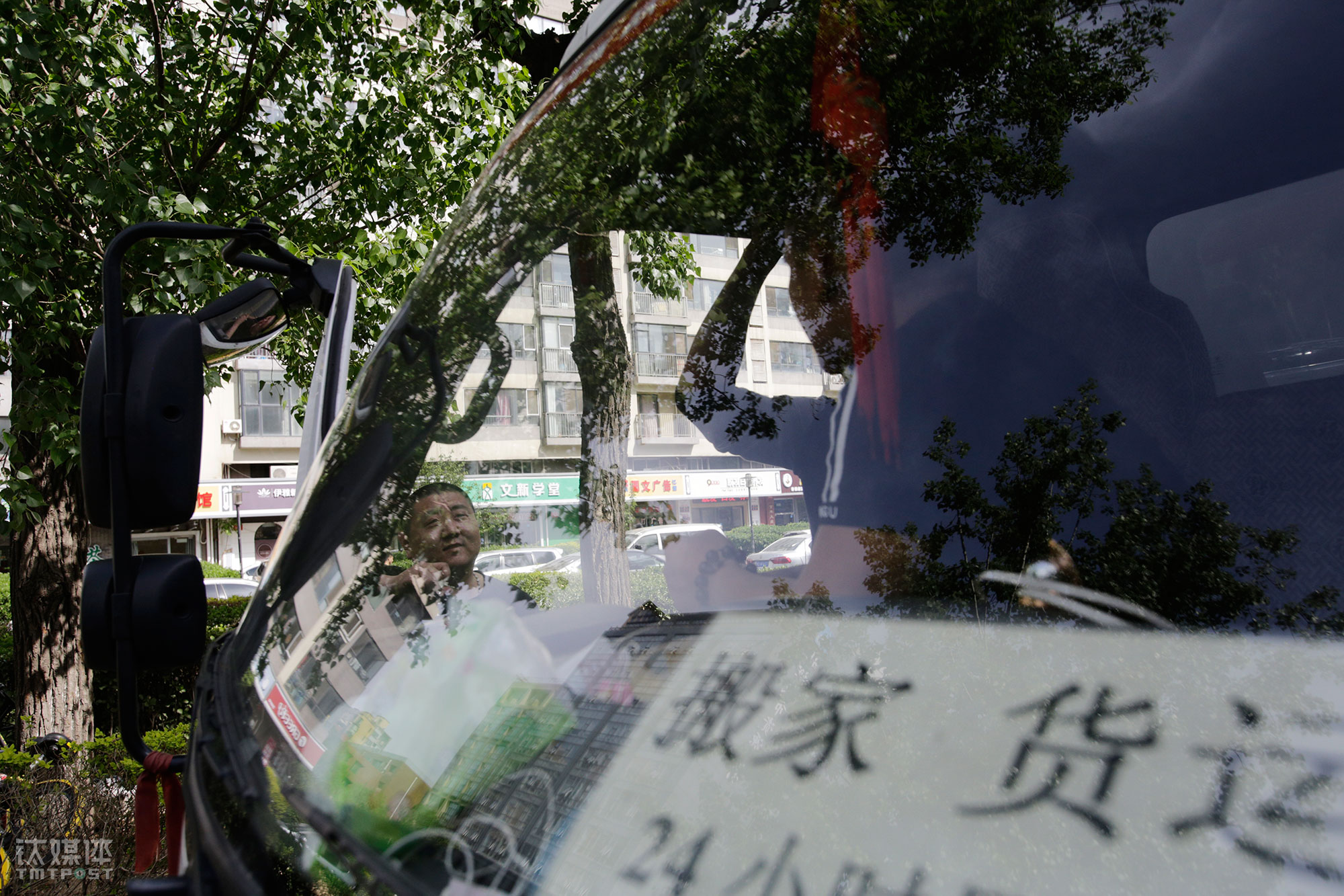 下午班是开厢式货车运送单车，在下午4点到晚上12点之间，每辆车需要完成至少180辆摩拜单车的运送量。