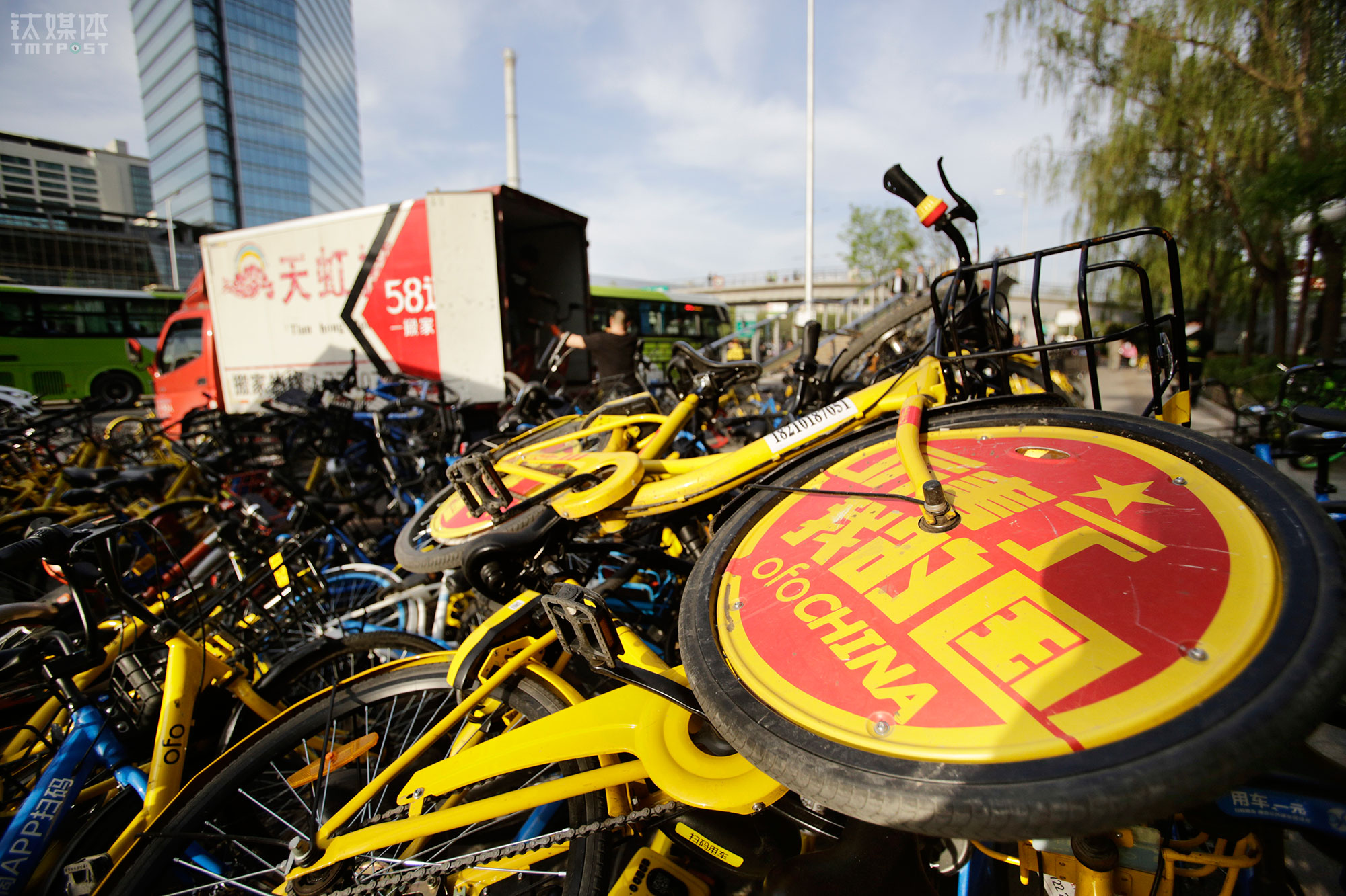 4月24日下午，八王坟东公交站堆积的共享单车。“共享单车挺方便，但很多人自己得了方便，就不给别人方便，骑完乱放。”在街上搬了两个月车，大强觉得骑车的人不太珍惜这些车，“如果每个人素质都高一点，可能问题会少一些”。