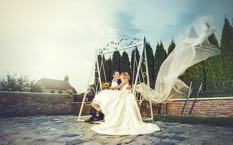 哀鸿遍野与蒸蒸日上，婚恋市场这碗饭，到底香不香？