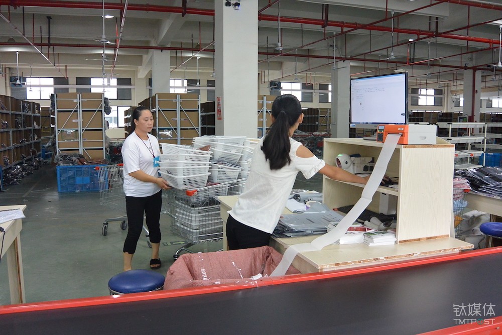 工人们在进行打单拣货作业.