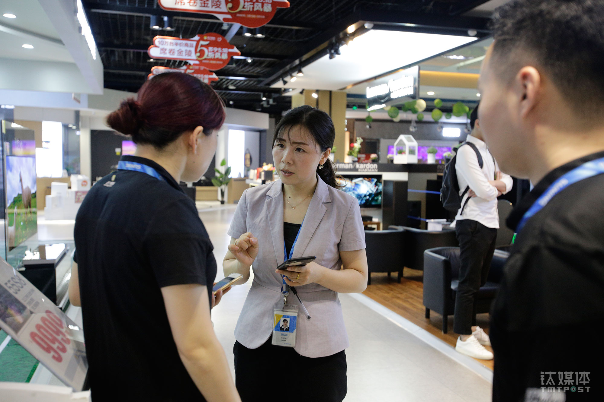 巫贝珍和两名普通导购员沟通轮班的事情。这个5层的卖场有300多名导购，其中只有7名像巫贝珍这样的V购。和普通导购以销售自己所在品类品牌为主要职责不同，V购负责套购顾客接待、卖场引流和管理。