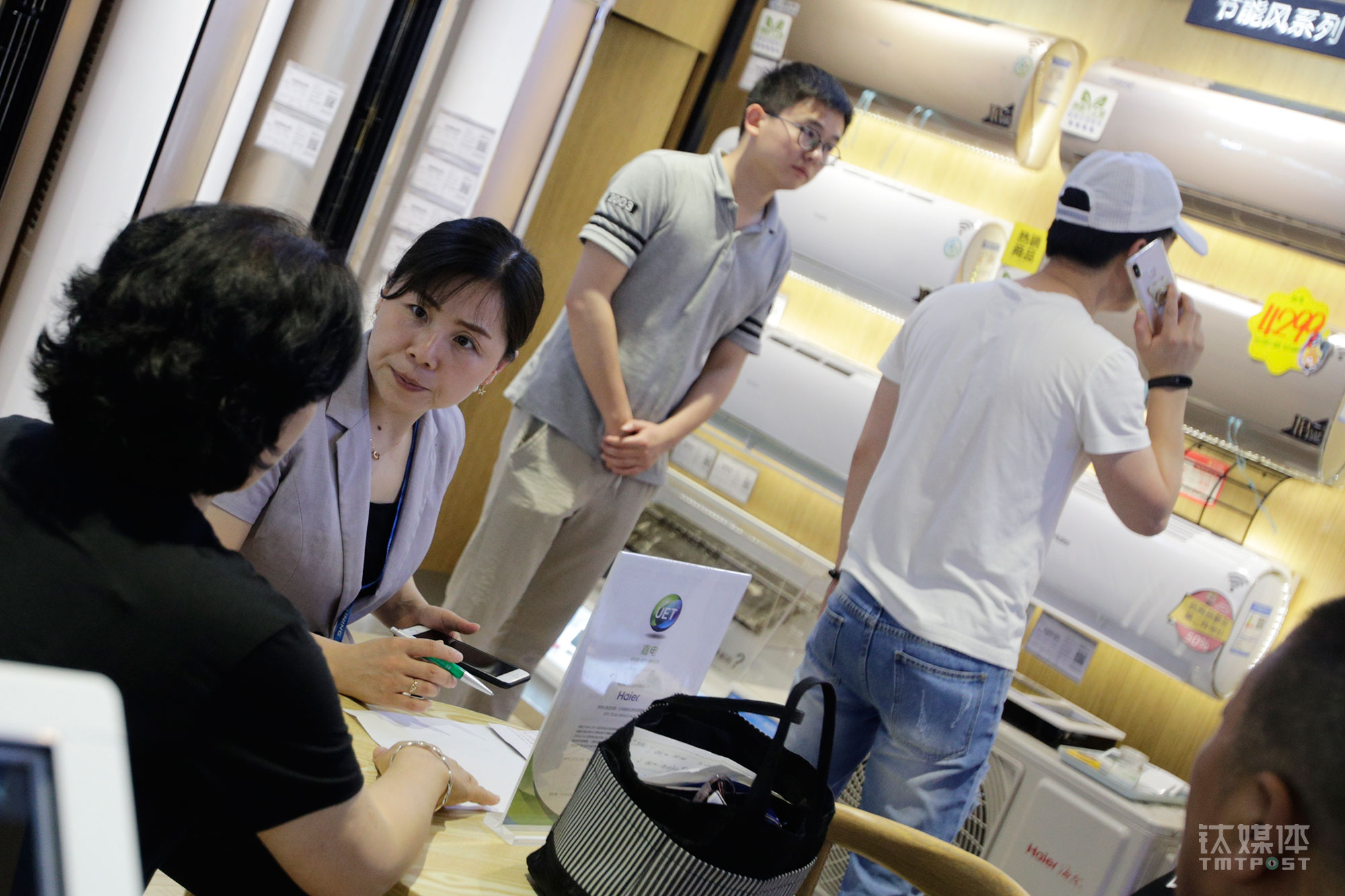 两位顾客新房装修，要购买全套家电，巫贝珍带着他们在卖场转了一圈，根据他们的预算和实际需求提出了一套方案，并在纸上为这两名顾客详细记下了商品的型号、价格等信息。早期的导购员，都只负责各自柜台的销售。前几年单个顾客一次性购买多样电器的情况越来越多，顾客要自行到各个柜台询价看商品，这个过程费时费力，于是卖场推出了套餐导购，经过不断演化，形成了如今的&ldquo;V购&rdquo;岗位。&ldquo;不管顾客是否即刻下单，哪怕他只是前期了解价格和型号，V购都要把服务做到最细致&rdquo;。巫贝珍说。