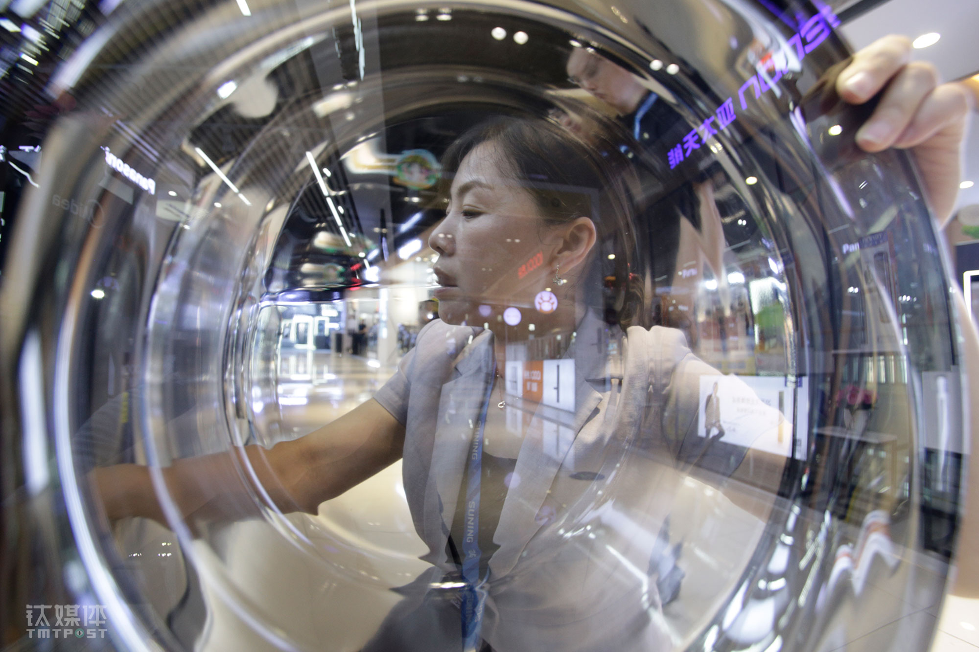 顾客可以在苏宁易购网站预约一对一V购服务，也可以在卖场导购员的推荐下享受这种免费服务。V购会为有需要的顾客提供全程服务，包括详细介绍产品各项性能、卖场优惠活动，他们还能为顾客的套购提供额外优惠。作为V购，需要要对卖场家电商品非常熟悉，能根据顾客的实际情况定制购买方案，V购是这个卖场业务能力最强的导购。