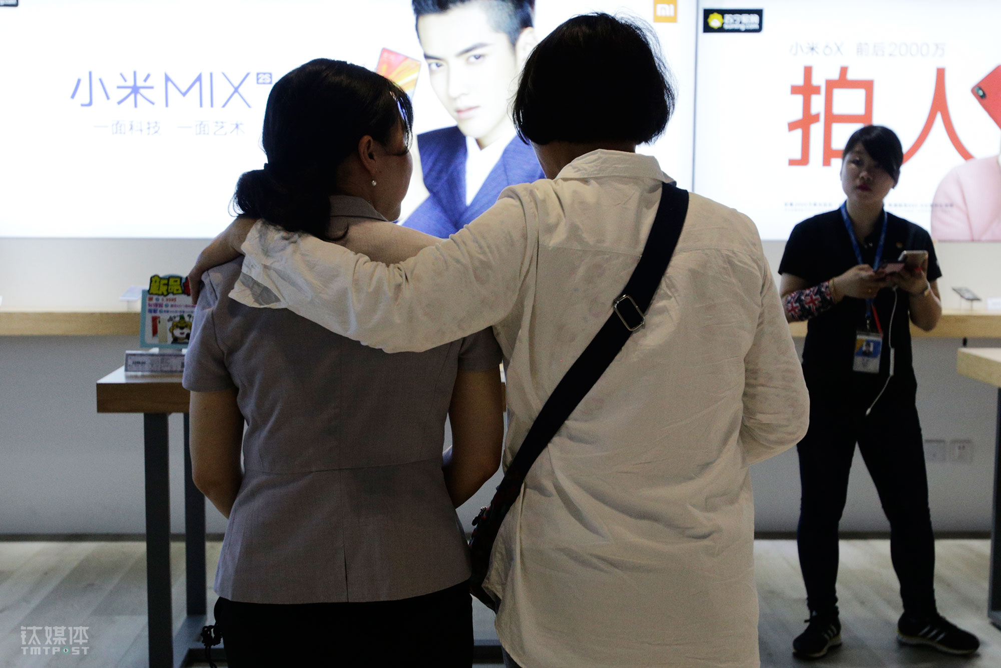 一位老顾客就通过微信约巫贝珍，让巫帮忙挑选一台手机。老顾客到了卖场后，巫贝珍带着她在手机柜台转了30分钟。这位顾客10年和巫贝珍结识，当时她装修房子，就是巫贝珍帮助她挑选电器，从那以后，只要买电器、3C产品或者咨询家里的电器问题，她都会找巫贝珍，两人成了要好的朋友。