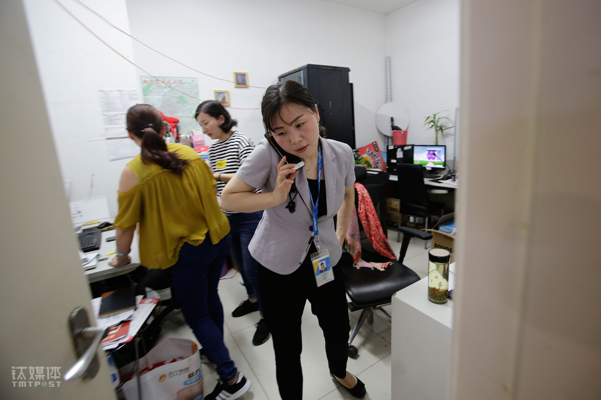 一名V购要面临到店量、转化率、服务评价、管理、销售额等多维度积分考核，其中通过线上预约的到店客户数每月至少600人，到店后的转化率则另行考核。关于销售，一名负责人向钛媒体《在线》介绍，除非恶意抢单，卖场以谁开票谁提成的方式向导购结算工资，&ldquo;如果你带着顾客看了很久，顾客转脸再找别人下单买了，那就是你的问题，作为V购就是要用服务获得客户的认可，增强客户粘性。&rdquo;据了解，V购有淘汰机制，每位普通导购员可以通过推荐等方式按周期申报，经过一系列考核后成为V购。