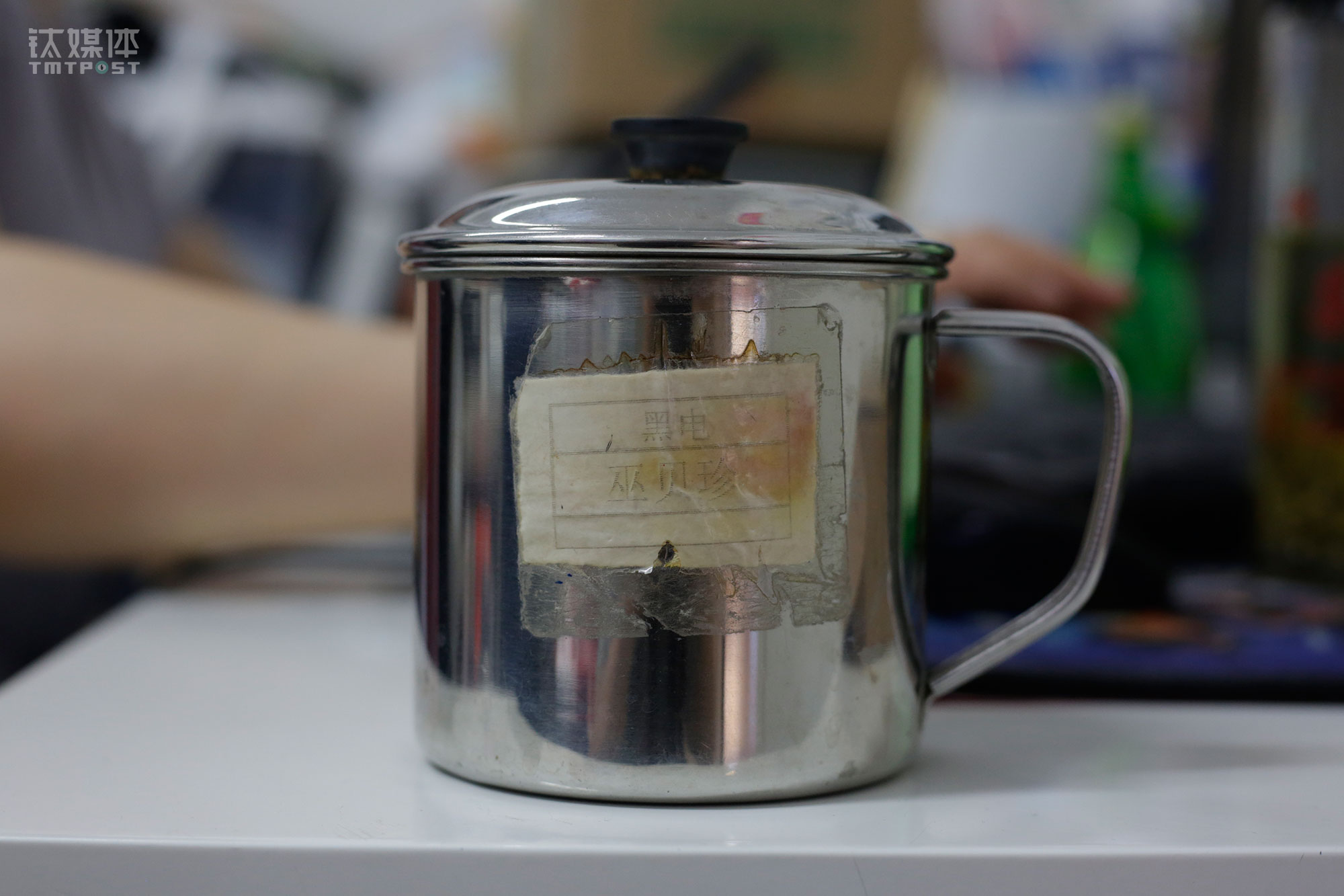 巫贝珍在苏宁易购的线下卖场工作13年了，这是她入职的时候领到的杯子。成为V购后，她个人平均每年能完成约1100万元的销售额。她说自己很享受跟顾客打交道的过程，&ldquo;每天能为顾客解答疑惑，为他们提供各种让他们满意的解决方案，我很有成就感。&rdquo;