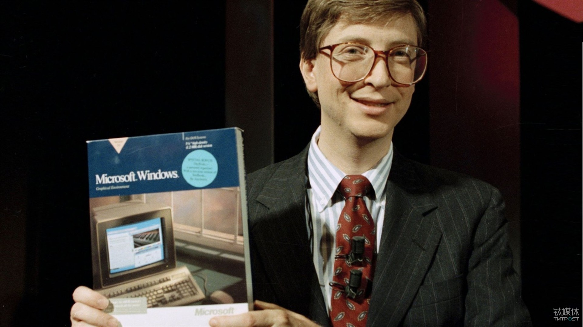 比尔&middot;盖茨在1990年手持 Windows 3.0
