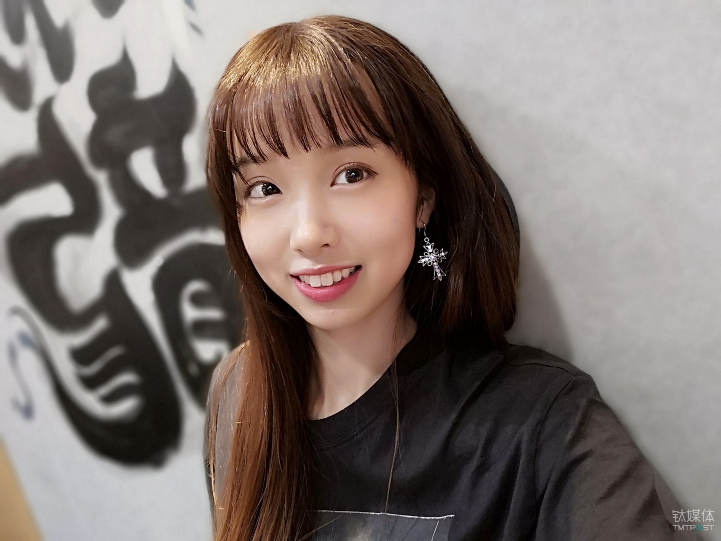 荣耀Play美颜样张&nbsp;  焦距：27mm 光圈：f/0.95 快门速度：1／50 s ISO:50