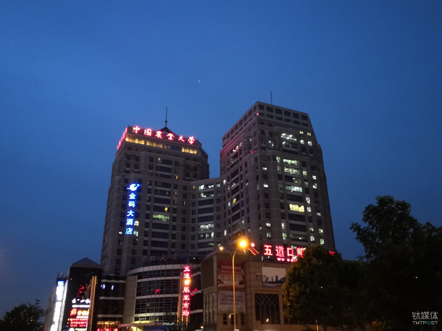 荣耀Play虚化样张&nbsp; 焦距：43mm 光圈：f/2.2 快门速度：1／17 s ISO:640