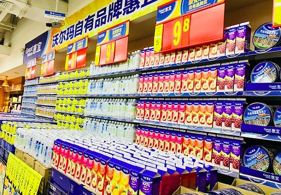 沃尔玛北京知春路店入口处的自有品牌商品