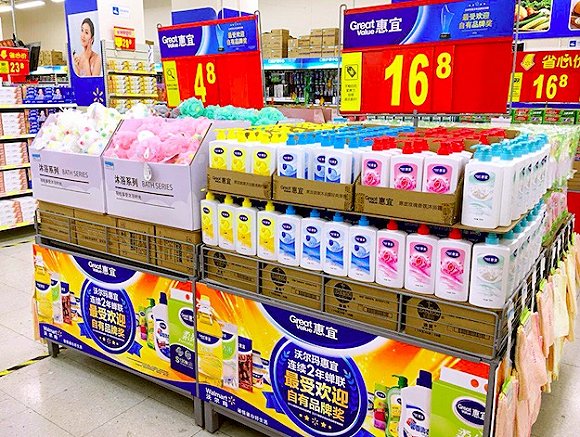 沃尔玛自有品牌沐浴露产品以堆头的形式进行推广