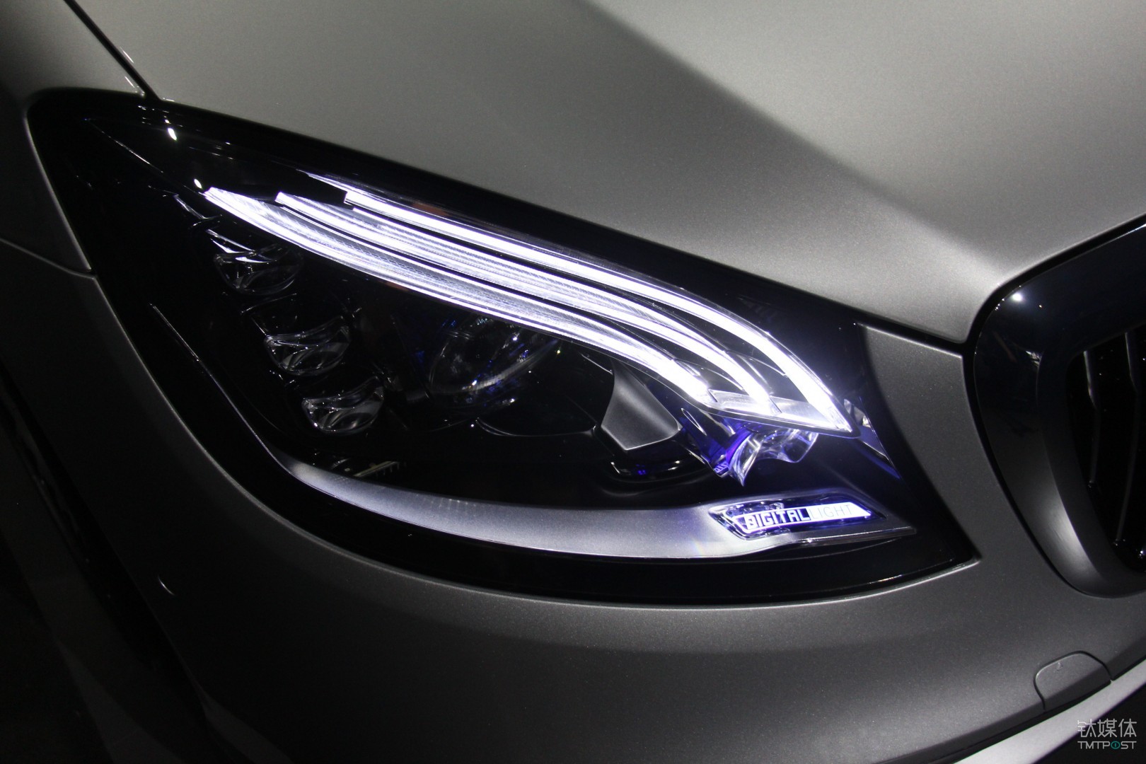 奔驰首款在线升级人机系统,智能数字大灯亮相ces,研发负责人揭秘创新