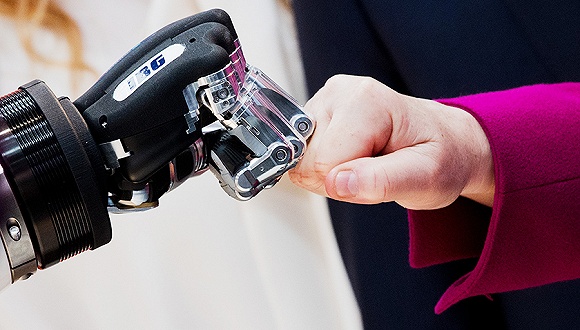 装上AI大脑的无人机：人群中谁有暴力行为，它可精准识别