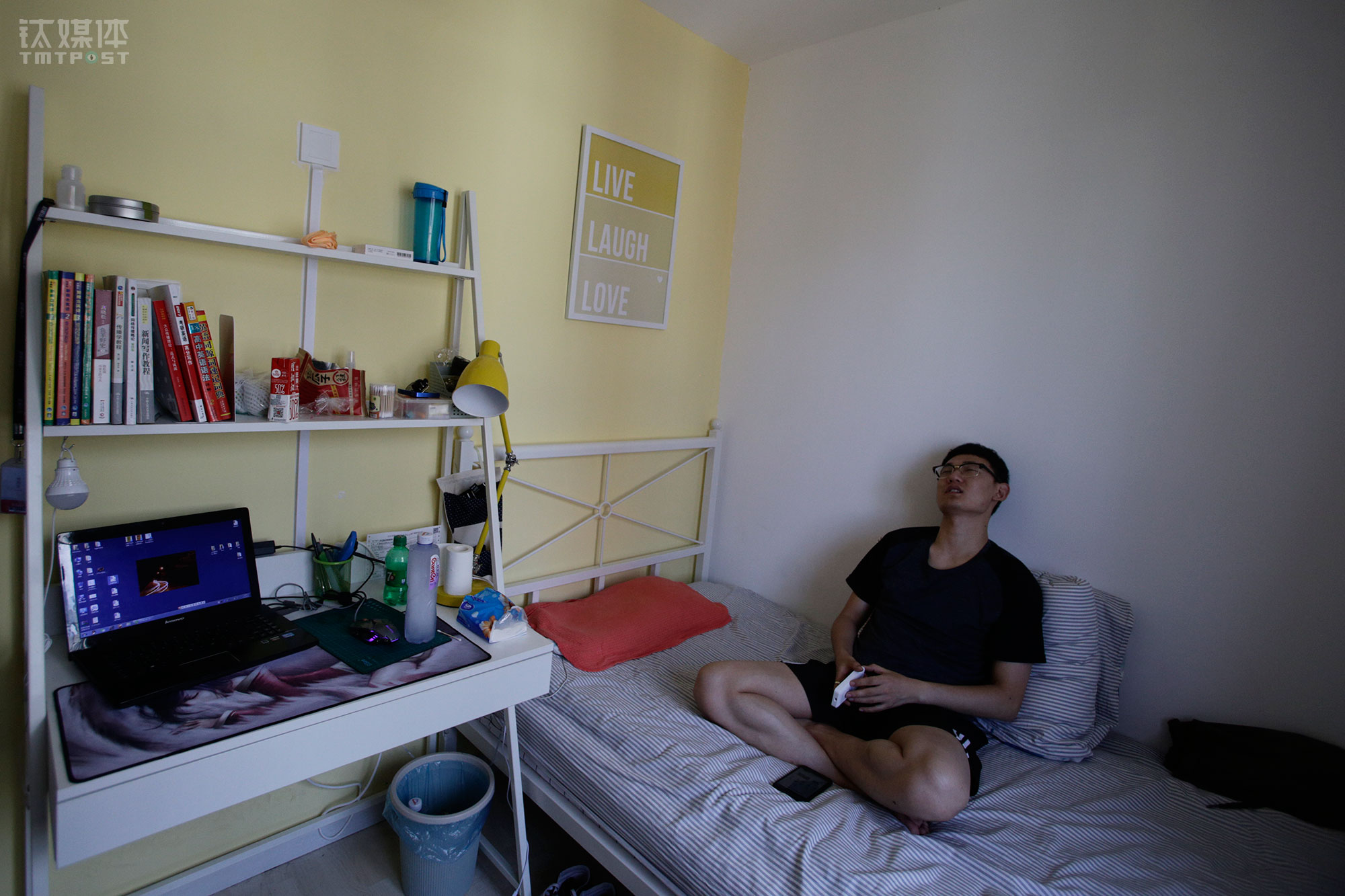 他搬离了最初落脚的西北旺，公司和他搬家后住的地方相隔不到3公里，这个距离公司会给他一笔房补。端午节，他回了一趟家，用自己刚拿的工资给父母买了点礼物。“希望自己能在工作中学到更多东西。”小林说。