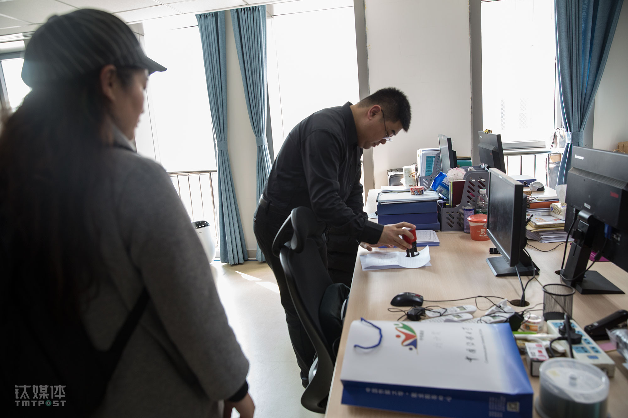 为了准备即将到来的某中央部委公务员复试，路遥带着一份文件找老师盖公章。最开始她把重点目标放在国企、央媒等对应届生解决北京户口的岗位上。“要么稳定要么收入高，总要占一头”，最开始找工作，她是这样想的。