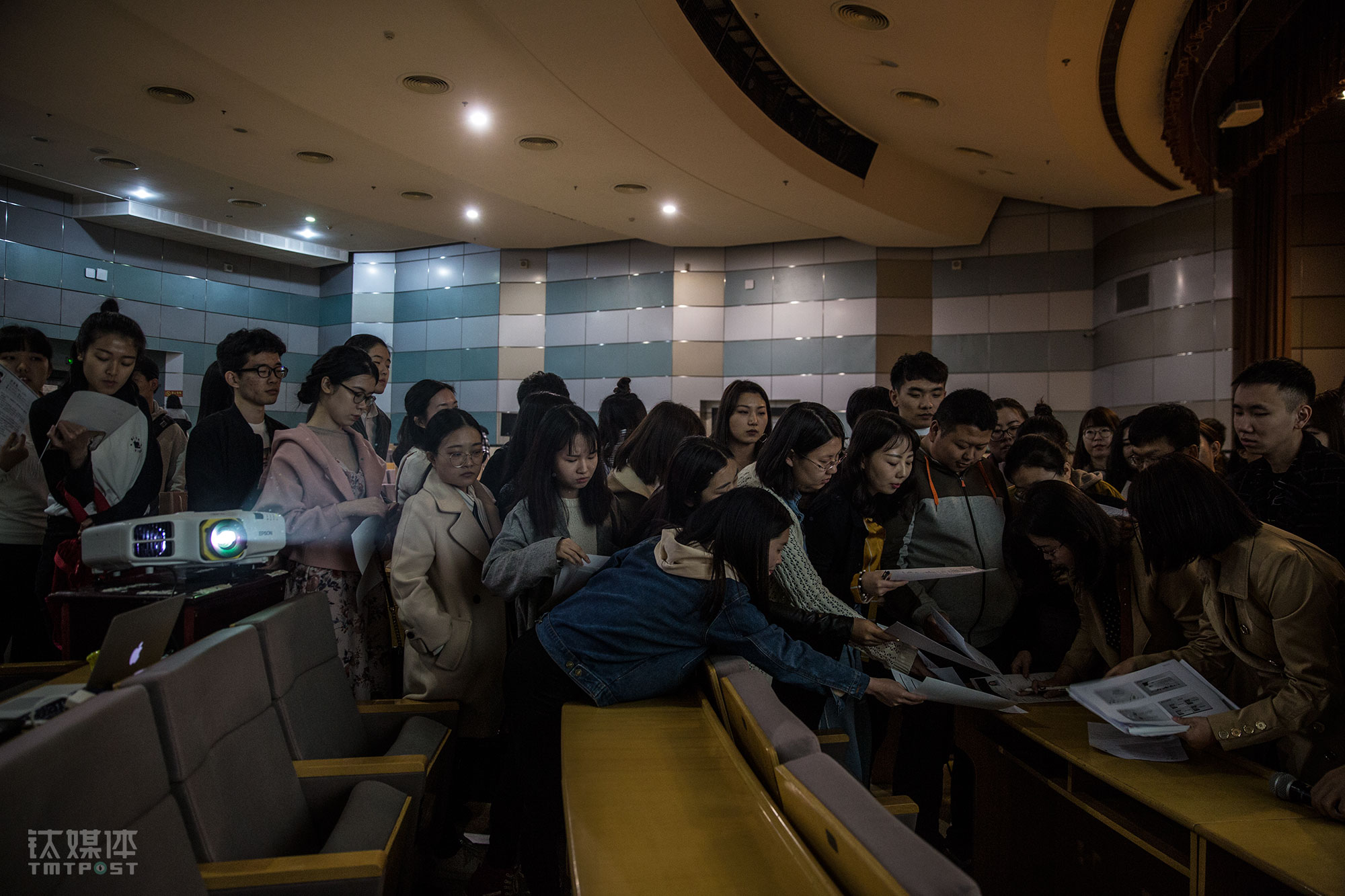 一家知名互联网公司的校招现场，毕业生排队投递简历，他们中间有研究生也有本科生。经过大大小小的面试，路遥似乎接收到这个社会传递的一个信息：研究生眼高手低、干劲不如20出头的本科生，社会经验又不如年纪更大的人，所以不是用人单位的首选。