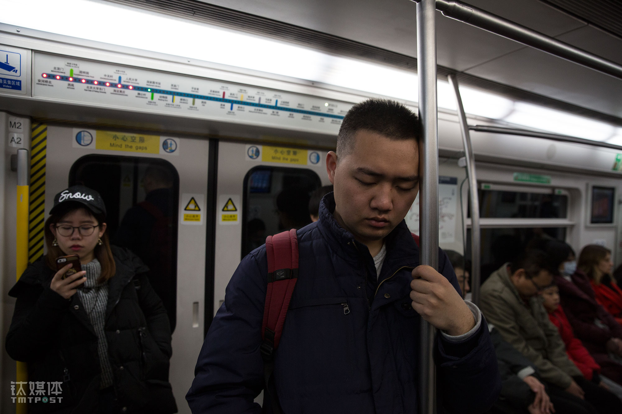 参加完昌平一个面试后，小徐坐地铁返回通州梨园住处，长距离的往返和连续的谈话让他有些疲惫。
