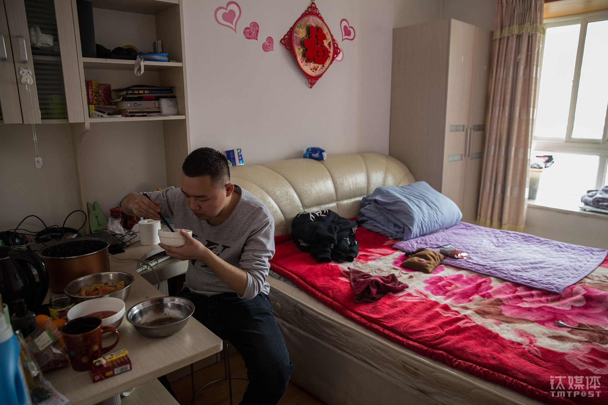 这是一个两居室，小徐住主卧，月租1600元。上一份工作所在的那家创业公司有加不完的班，他每天晚上11点回家，第二天一早又出门，高强度的工作他都坚持下来了，没想到团队却解散了；现在手里没事做，他觉得很焦虑，“晚上睡不好，玩游戏都觉得心慌”。