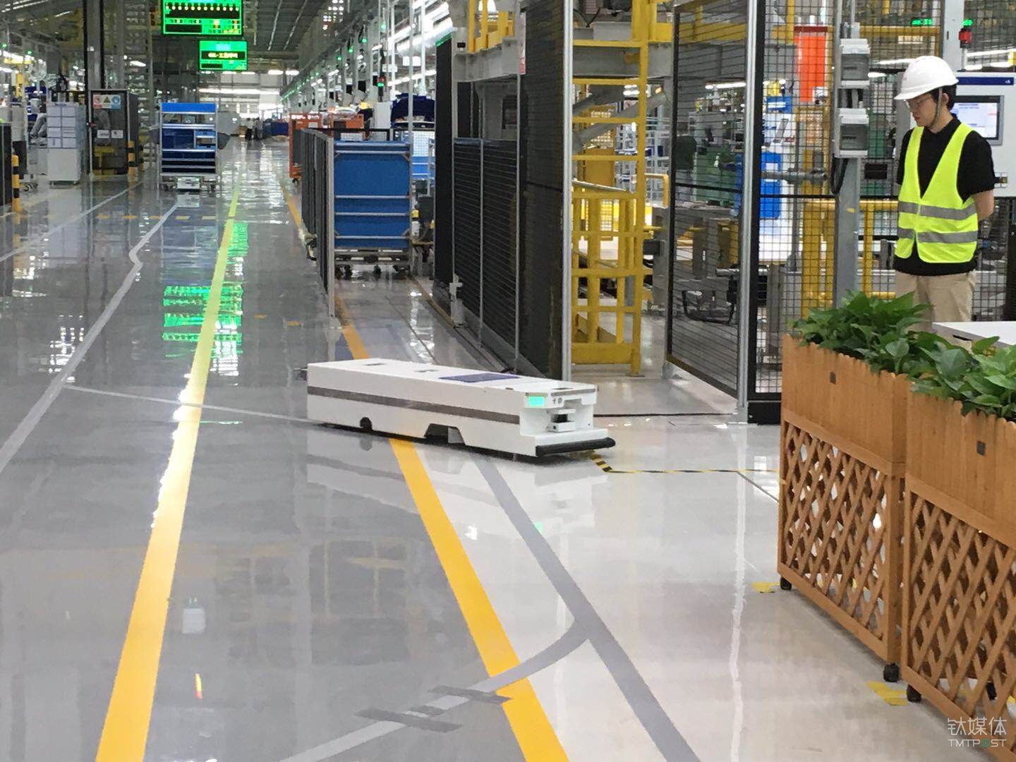 奇瑞捷豹路虎二期工厂开业，引入MR、AGV和人机交互等大量黑科技 | 钛快讯