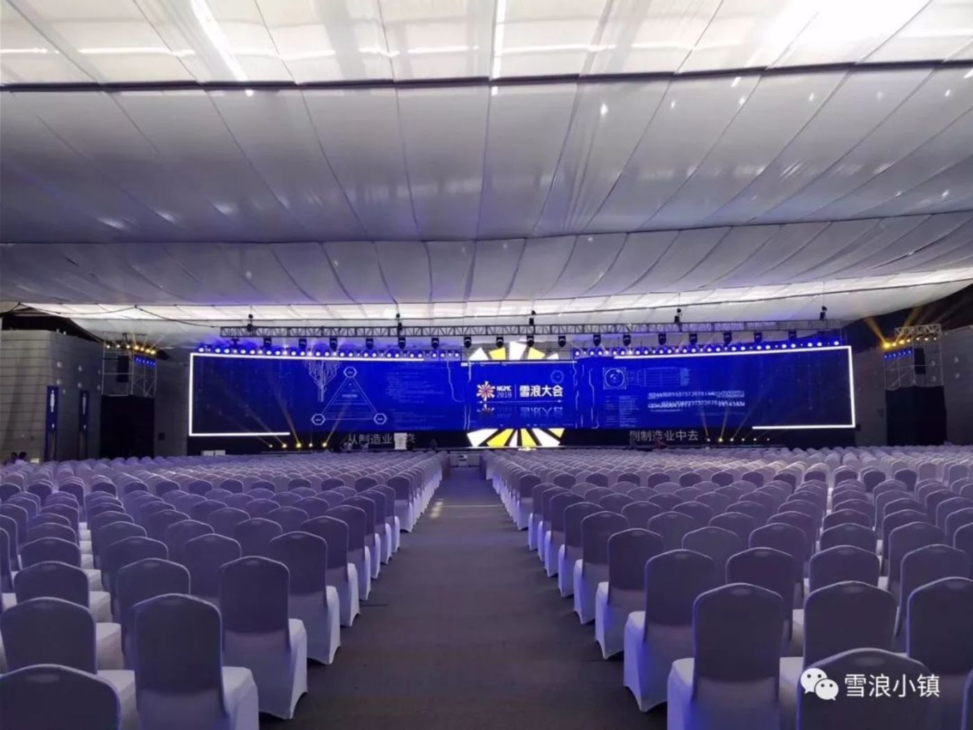 可容纳5000人的大会场,小编表示很震撼哦!