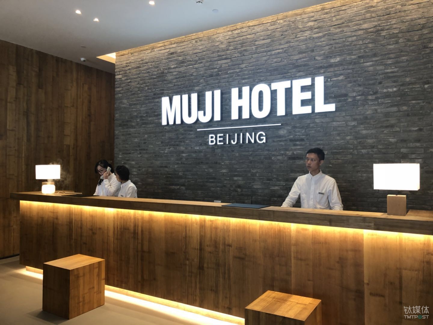 竹子制成的墙面和石墨色板砖装饰