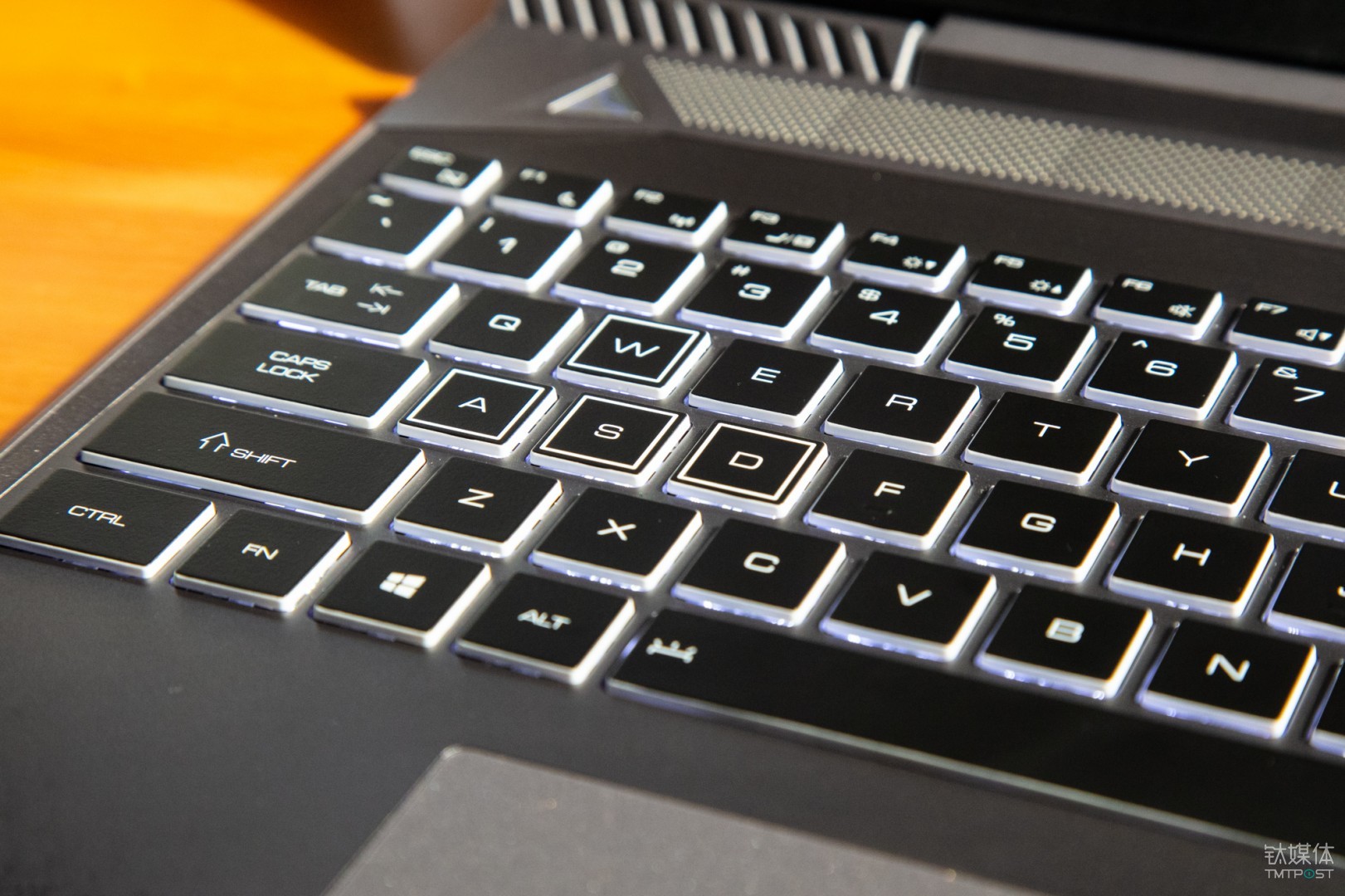 全尺寸背光键盘