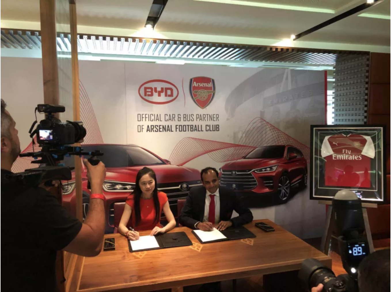 比亚迪总部品牌公关部部长李巍与阿森纳签署战略协议