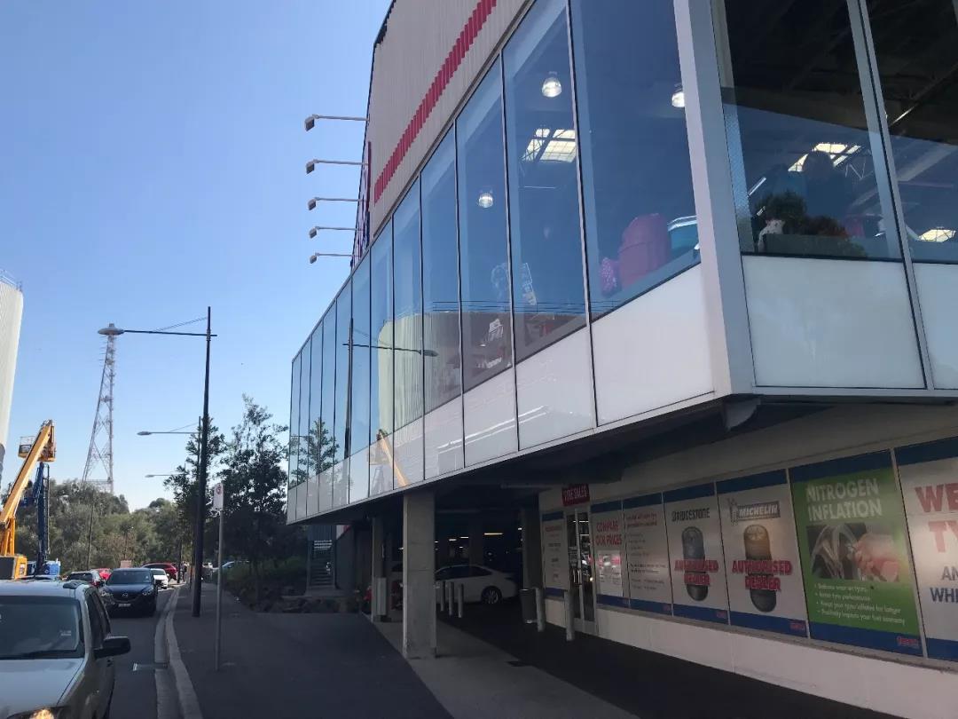 大的车库与停车场是Costco的标配