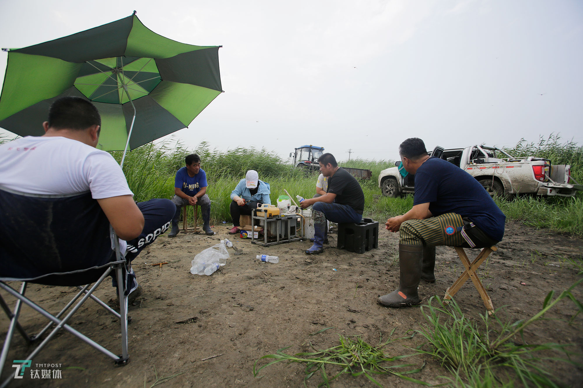 一个地块的作业还没完成，其他等待作业的农户已经在&ldquo;排队&rdquo;等待林东旭。林东旭每天早出晚归，每个作业日要完成800亩的工作量，只要不下雨，工作量每天都饱和，农户一般都要提前两天预约。遇到订单特别多，尤其是闹病虫害的时候，林东旭还会外调飞机来帮助作业。