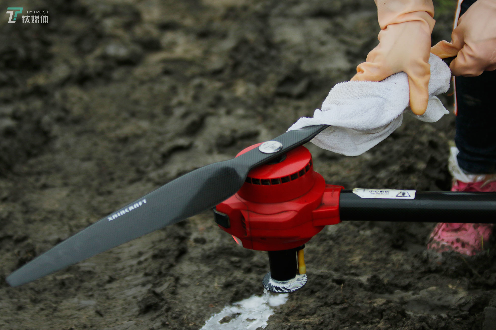 每个地块作业完成转移&ldquo;阵地&rdquo;前，李文萍都要仔细为飞机做保养，把它擦拭干净。