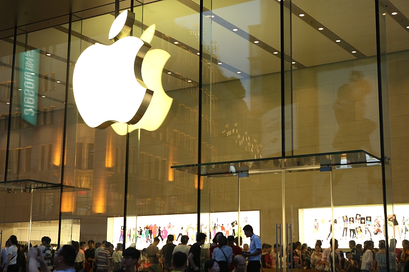 【钛晨报】苹果股价收报207.39美元，市值正式突破一万亿美元
