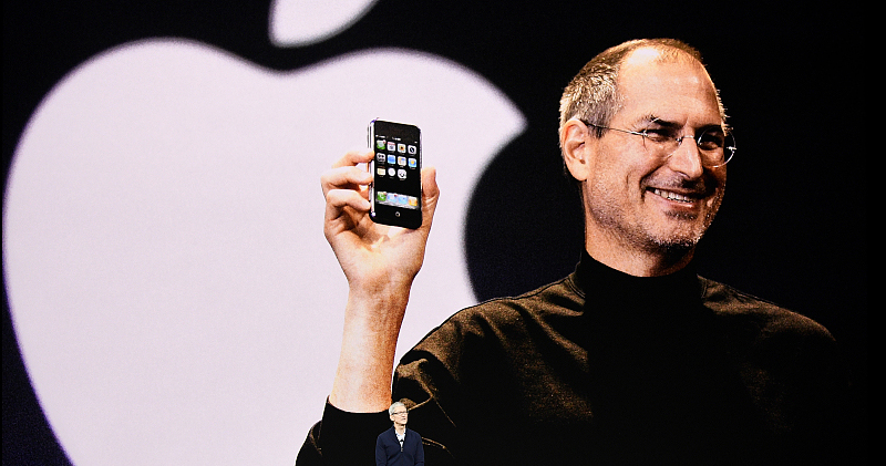 苹果万亿市值登上顶峰，下一步是走下神坛吗？