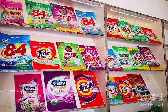 一家从事排版设计的店铺，货架上都是艇牌84消毒液、金运洁Tide洗洁精等仿冒包装袋。摄影：崔梁凡