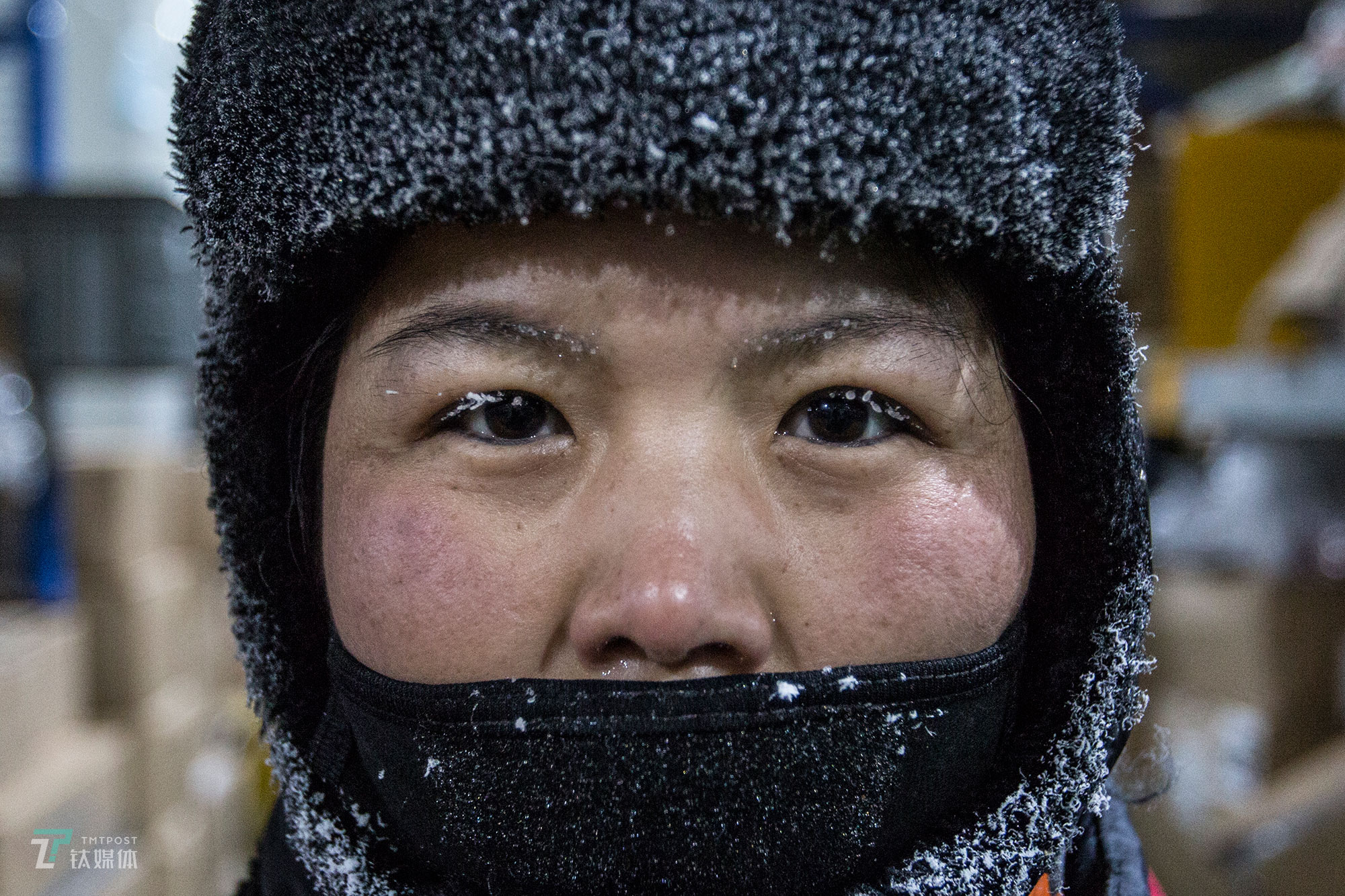 2018年8月2日，北京南六环马驹桥，京东生鲜冷冻仓库（-18℃），一名全副武装的拣货员，帽子和睫毛都结起了冰霜。